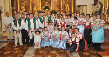 Zdjęcie grupowe członków zespołu folklorystycznego Śpis wykonane w kościele parafialnym w Nowej Białej wraz z księdzem proboszczem Tadeuszem Korczakiem