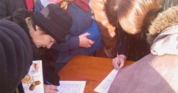 Tłum ludzi składa podpisy pod petycją o nielikwidowanie poczty w Nowej Białej