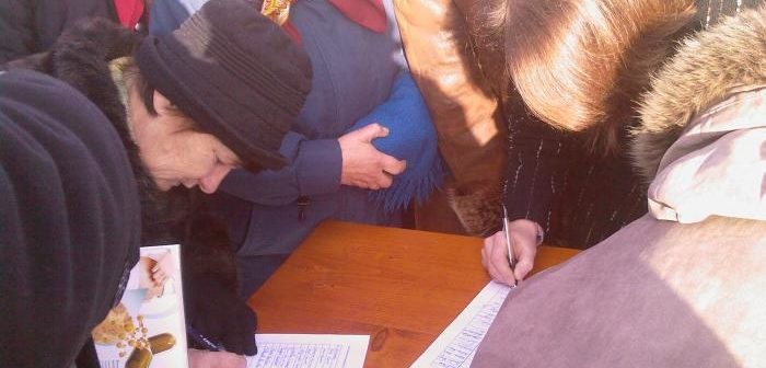 Tłum ludzi składa podpisy pod petycją o nielikwidowanie poczty w Nowej Białej