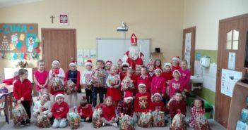 Święty Mikołaj pośród dzieci w szkole Podstawowej w Nowej Białej