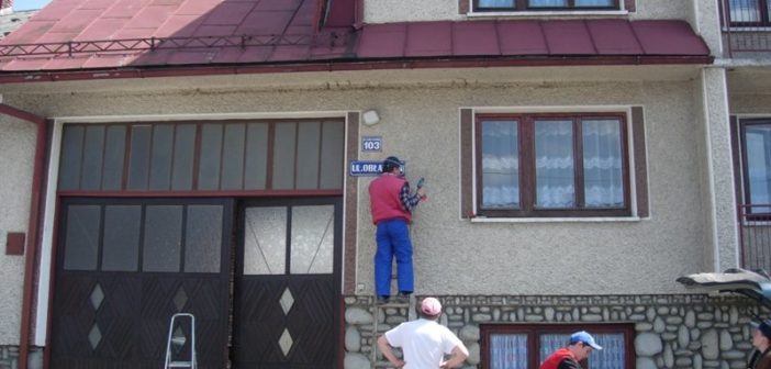 Pracownicy montują w Nowej Białej tablicę z nazwą ulicy Obłazowej
